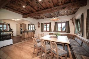 a kitchen and dining room with a wooden table and chairs at Chalet Kleinbretteneben in Unterberg