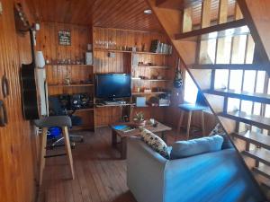 a living room with a couch and a television at Casa completa en Horcón para 8 personas in Puchuncaví