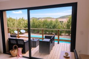 Zimmer mit Balkon und Poolblick in der Unterkunft Villa di Favona 4 chambres piscine privée in Conca