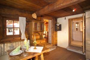 a dining room with a table in a cabin at Bretei Hüttn in Unterberg