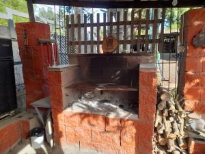 a brick oven with a pile of fire wood at Casa completa en Horcón para 8 personas in Puchuncaví +8 photos