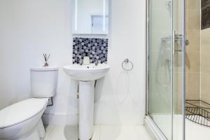 Ένα μπάνιο στο Extra Large Modern Studio Flat In Kent