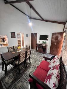 a living room with a couch and a table at Casa Vidão da Lagoa in Maricá