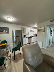 达拉斯1 DT Dallas l FIFA WORLD CUP READY l 5 Min from Downtown的客厅兼厨房，配有沙发和桌子。