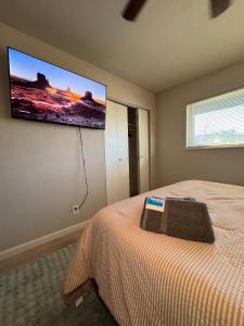 达拉斯1 DT Dallas l FIFA WORLD CUP READY l 5 Min from Downtown的卧室里有一张床，墙上有一台电视