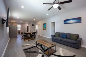 Posezení v ubytování 4 Min to Downtown - 11 to Elon - Washer and Dryer