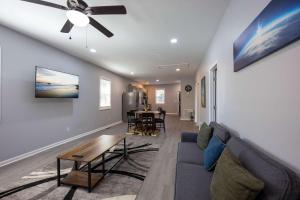 TV a/nebo společenská místnost v ubytování 4 Min to Downtown - 11 to Elon - Washer and Dryer