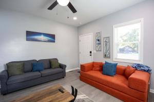 Posezení v ubytování 4 Min to Downtown - 11 to Elon - Washer and Dryer