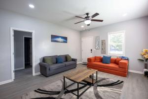 Posezení v ubytování 4 Min to Downtown - 11 to Elon - Washer and Dryer