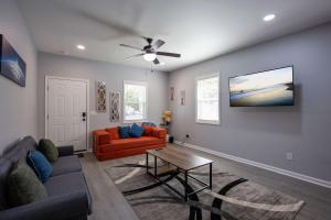 Posezení v ubytování 4 Min to Downtown - 11 to Elon - Washer and Dryer + 41 fotografií