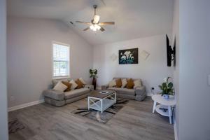 2 Min to Downtown - 9 to Elon - Fast Wi-Fi في برلنغتون: غرفة معيشة مع أريكة وطاولة