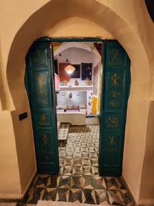 een ingang naar een kamer met groene deuren bij Dar Lala Chafia Fes in Fès +72 foto's