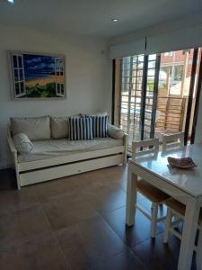 un salon avec un canapé et une table dans l'établissement Departamento en Edificio La Argentina, à Ostende 7 autres photos