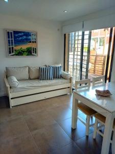 un salon avec un canapé et une table dans l'établissement Departamento en Edificio La Argentina, à Ostende