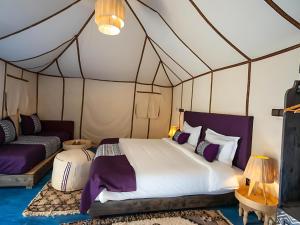 Postel nebo postele na pokoji v ubytování Sahara Solace Camp