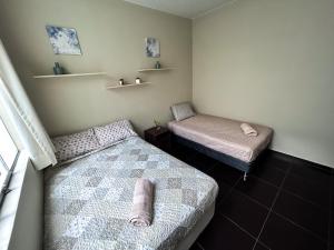 a room with two beds and a bed and shelves at Apartamento de lujo en Piura in Piura