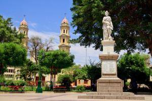 a statue in front of a building with two towers at Apartamento de lujo en Piura in Piura