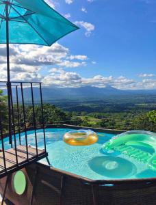 Πισίνα στο ή κοντά στο Hygge House with a view of the Arenal Volcano and the San Carlos Plain