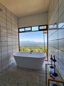 Ένα μπάνιο στο Hygge House with a view of the Arenal Volcano and the San Carlos Plain