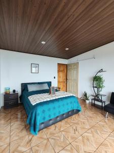 Ένα ή περισσότερα κρεβάτια σε δωμάτιο στο Hygge House with a view of the Arenal Volcano and the San Carlos Plain