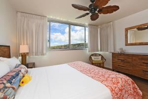 カハナにあるRoyal Kahana 1020 · RK 1020 BeachFront 2BD Condo w Ocean Views Aのベッドと天井扇風機のある寝室 +43枚の写真