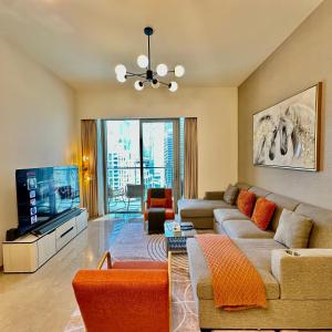 Μια τηλεόραση ή/και κέντρο ψυχαγωγίας στο Grande Signature Burj Khalifa view 4 Min walk Dubai Mall Infinity Pool with Fountain View Free parking By The Meridian +133 φωτογραφίες