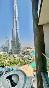 Πισίνα στο ή κοντά στο Grande Signature Burj Khalifa view 4 Min walk Dubai Mall Infinity Pool with Fountain View Free parking By The Meridian