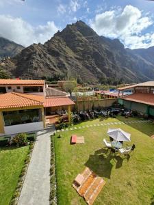 a backyard with a house with a mountain in the background at Tikawasi ollanta 2 incluye transporte o recojo a la estacion de tren in Ollantaytambo