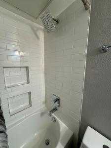 达拉斯3 DT Dallas l FIFA WORLD CUP READY l 5 Min from Downtown的带浴缸和马桶的白色浴室