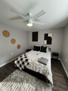 达拉斯3 DT Dallas l FIFA WORLD CUP READY l 5 Min from Downtown的一间卧室，里面有一张床和一个吊扇