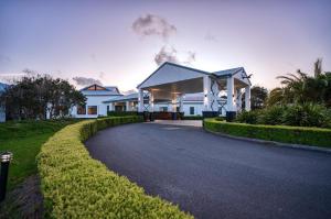 a house with a driveway in front of it at Panorama Hotel St Helens in St Helens