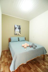 a bedroom with a bed with two towels on it at Casa Jade Patacho in Pôrto de Pedras