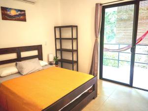 Una cama o camas en una habitación de Moon Home Sea #4