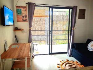 Una televisión o centro de entretenimiento en Moon Home Sea #4