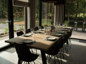 Restaurace v ubytování Holiday home with garden in Vieuxville