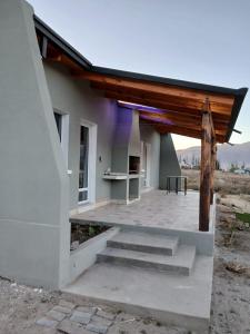 una casa con un patio con scale che vi conducono di Cielo a Tafí del Valle