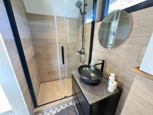 Koupelna v ubytování Charming caravan designed for two people