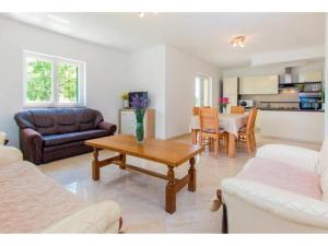 un salon avec un canapé et une table dans l'établissement Four Bedroom Villa with the pool, à Brištane