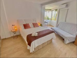 Un dormitorio con una cama grande y una ventana. en Apartment with Sea Views in Mijas Costa, en Mijas Costa