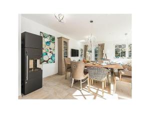 TV a/nebo společenská místnost v ubytování Baltic Sea House Seagrass Fireplace