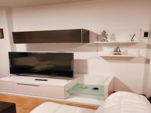 El EsparragalにあるCharming apartment with garden in Almeriaの大型薄型テレビのあるリビングルーム