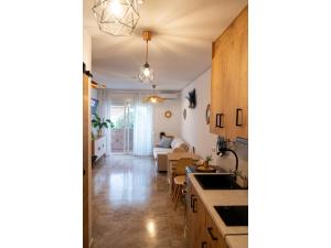 een keuken en woonkamer met een bank en een tafel bij Apartment near the beach in El Bajoncillo in Torremolinos