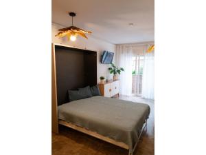 een slaapkamer met een bed en een raam bij Apartment near the beach in El Bajoncillo in Torremolinos