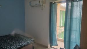 Ένα ή περισσότερα κρεβάτια σε δωμάτιο στο Sea View Luxe 3BHK Retreat with Free parking