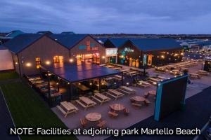 een luchtzicht op een resort met tafels en stoelen bij Seawick Caravan 922 in Clacton-on-Sea