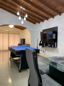 TV a/nebo společenská místnost v ubytování City of Eternal Spring