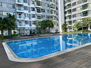 a swimming pool in front of a building at Winna Homestay - Nera Garden Huế in Thôn Văn Dương