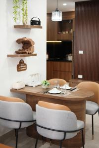 a dining room with a wooden table and chairs at Winna Homestay in Thôn Văn Dương