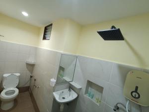 珍南海滩奥罗拉和平汽车旅馆的带马桶和水槽的浴室 更多35张照片