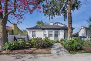 een wit huis met bomen en planten bij Minimalist Modern 3Bed 3Bath House near the Rose Bowl in Pasadena in Pasadena
